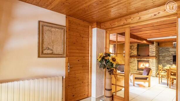 Ein Holzinterieur mit Kamin, Essbereich und einem gerahmten Stadtplan an der Wand.
