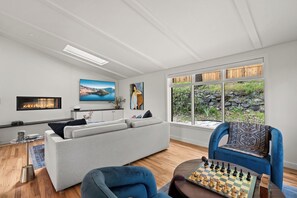 Living area - Granite Street Luxury Residences - Furnished Hot Tub - Utilities Included (Ashland)