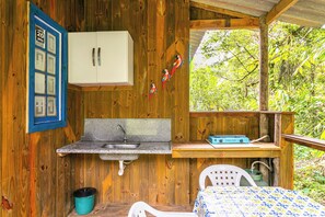 Outdoor dining - Cozy chalet for up to 4 people in the Camburi countryside, surrounded by nature. (São Sebastião)