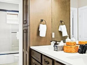 Hair dryer, towels, soap, shampoo - 12-Guest Luxury Retreat-Near Zion, Pool & Fire Pit (Hurricane)