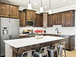 Refrigerador, microondas, horno y parrilla de estufa 
