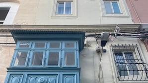 Ein Gebäude mit einem blauen Fenster, einer Garagentür und einem Schild mit der Aufschrift 'St. Joseph'.