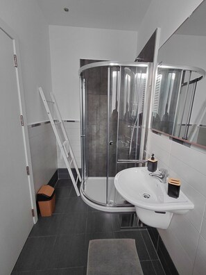 Shower, hair dryer, towels, soap - Modern 2BR Townhouse Sliema (Tas-Sliema)