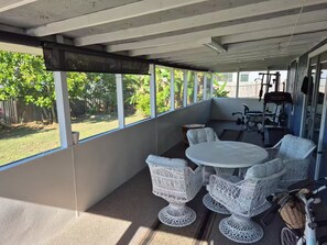 Outdoor dining - Tarpon Breeze Retreat (Tarpon Springs)