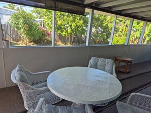 Outdoor dining - Tarpon Breeze Retreat (Tarpon Springs)
