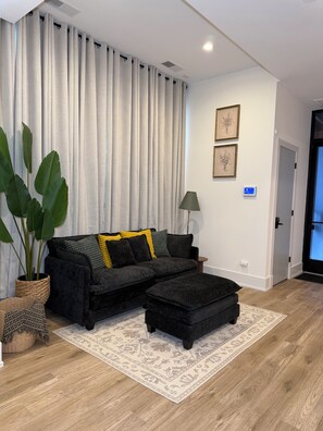 Living area - The City Manor Apartment 1 bedroom (Chicago)