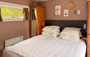 4 bedrooms, travel cot, free WiFi - Amazing home in Vig with WiFi (Vig)