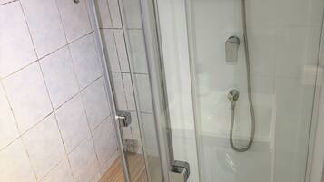 Regadera, toallas, jabón, papel de baño
