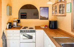 Fridge, stovetop, coffee/tea maker, cookware/dishes/utensils - Stunning home in Korsør with WiFi (Korsør)