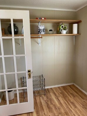 Interior - Cozy  3-bedroom farmhouse in Kelseyville Ca. Easy walk to Main St (Kelseyville)