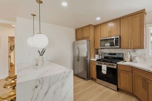 Private kitchen - Coastal Pearl | Walk to Strand | Parking | 2 BR (Manhattan Beach)