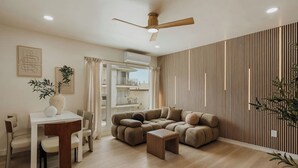 Living area - Coastal Pearl | Walk to Strand | Parking | 2 BR (Manhattan Beach)