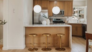 Private kitchen - Coastal Pearl | Walk to Strand | Parking | 2 BR (Manhattan Beach)