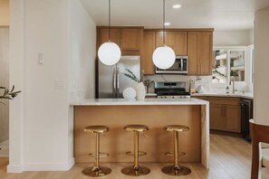 Private kitchen - Coastal Pearl | Walk to Strand | Parking | 2 BR (Manhattan Beach)