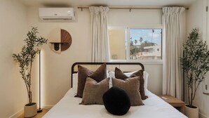 Room - Coastal Pearl | Walk to Strand | Parking | 2 BR (Manhattan Beach)