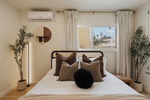 Room - Coastal Pearl | Walk to Strand | Parking | 2 BR (Manhattan Beach)
