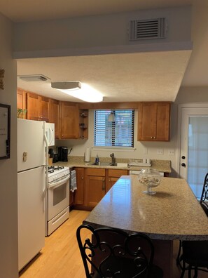 Private kitchen - 2-bedroom townhouse within walking distance to the beach (Panama City Beach)