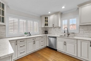 Fridge, microwave, oven, stovetop - San Pedro 5BR | Pool + Hot Tub | Colby & Conrad (Los Angeles)