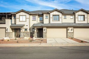 Exterior - 4BR Near Zion -Pool, Fire Pit & Game Room (Hurricane)
