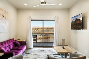 Smart TV, table football, ping pong - 4BR Near Zion -Pool, Fire Pit & Game Room (Hurricane)