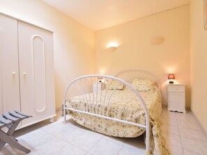 Room - Charmantes Natursteinhaus mit Pool by Interhome (Cesseras)