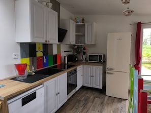 Kühlschrank, Mikrowelle, Ofen, Geschirrspüler