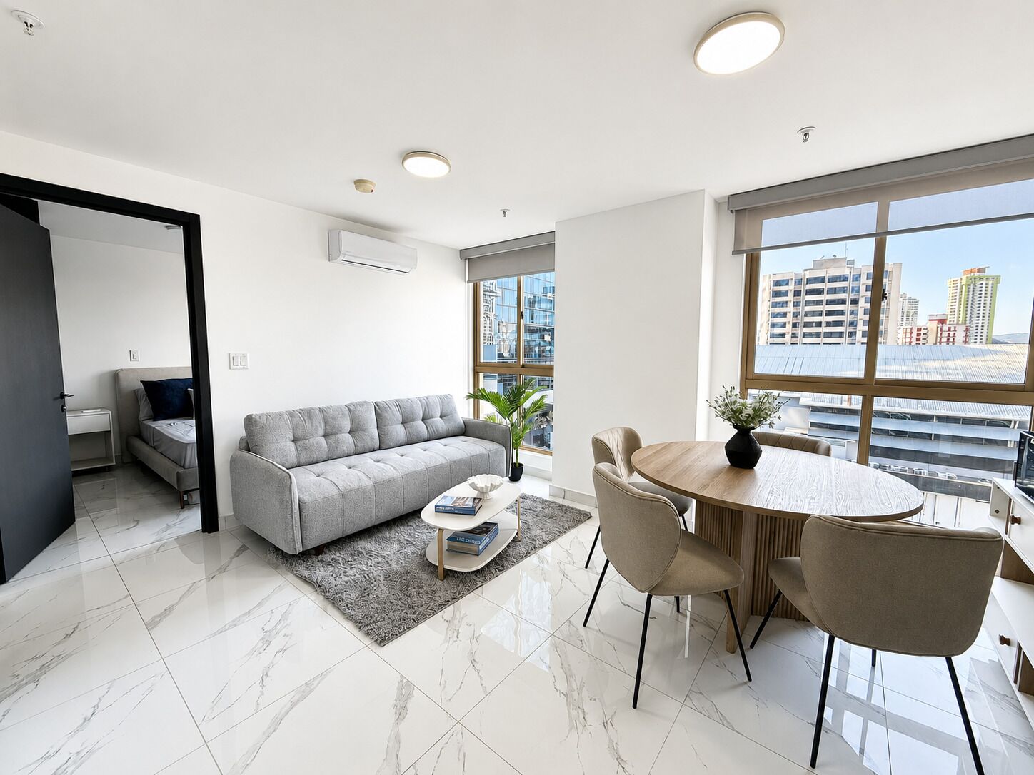 Appartamento Luxury, vista città | Area soggiorno | Smart TV 55 pollici con canali digitali, Netflix, servizi in streaming