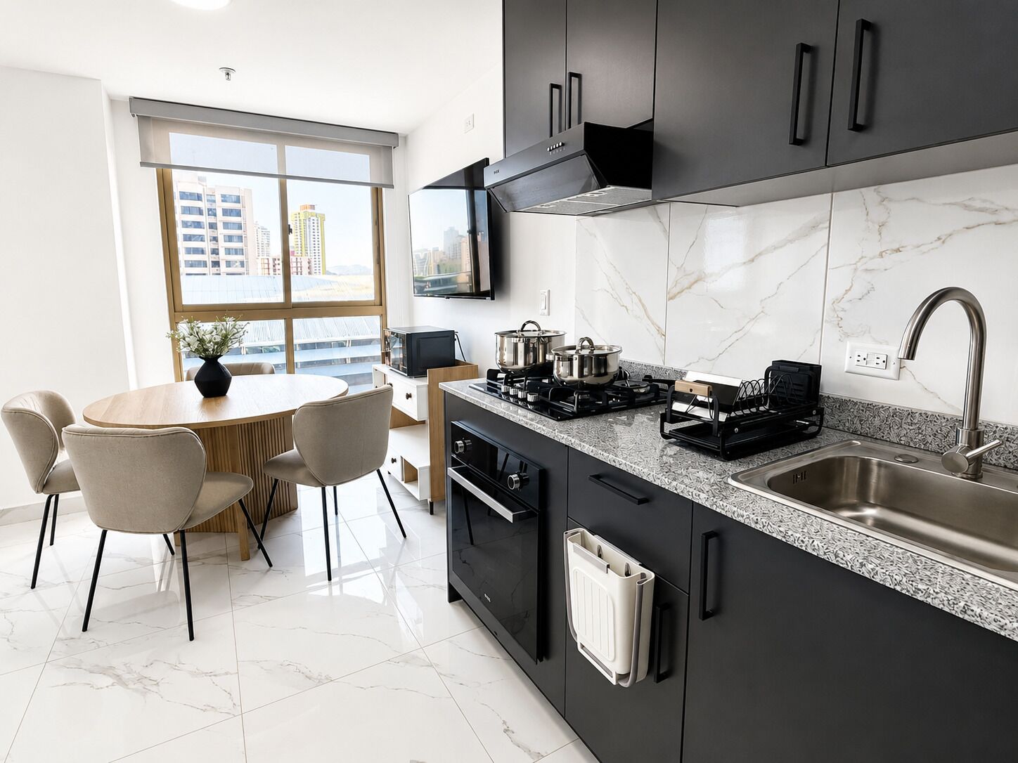 Apartament de luxe, vistes a la ciutat | Cuina privada | Frigorífic gran, microones, forn i placa de cuina 