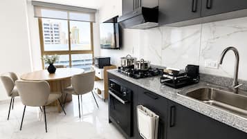 Apartament de luxe, vistes a la ciutat | Cuina privada | Frigorífic gran, microones, forn i placa de cuina