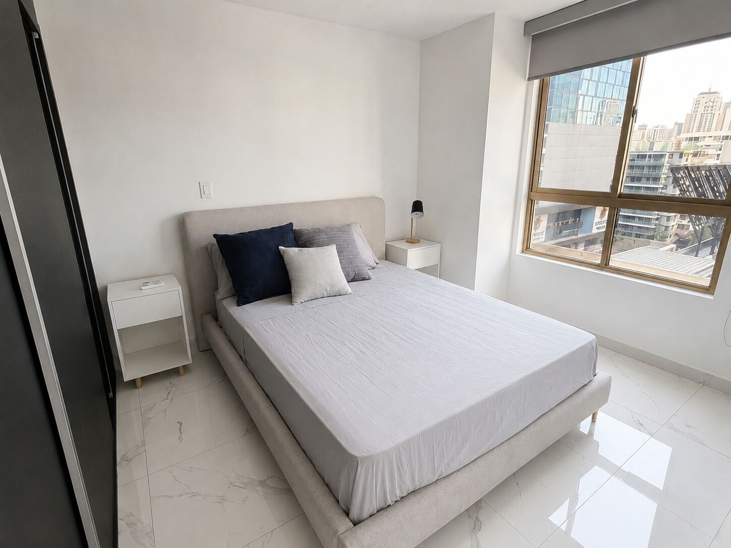 Apartamento superluxo, vista para a cidade | Frigobar, ferros/tábuas de passar roupa, Wi-Fi de cortesia
