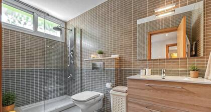 Cozy home in Bonaire with private swimming pool, can be inside or outside