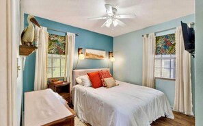 2 bedrooms, iron/ironing board, travel cot, free WiFi - Steps2WHITE SANDY BEACH home in Gulfport (Gulfport)