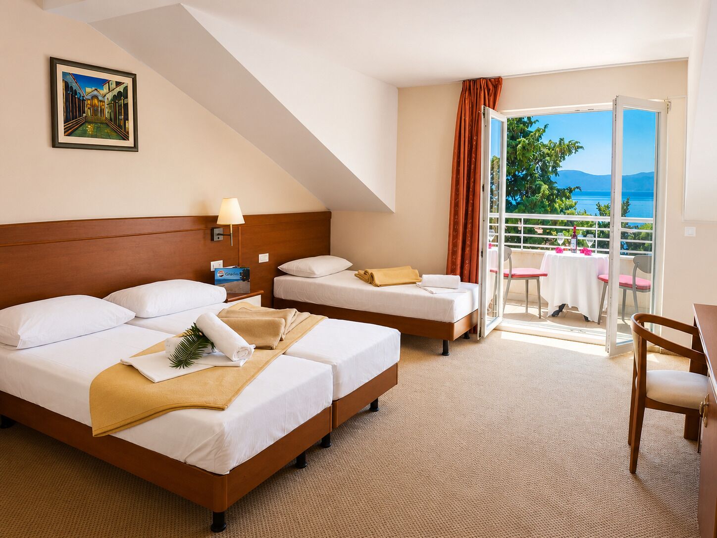 Deluxe-Dreibettzimmer, Balkon, Meerblick | Hochwertige Bettwaren, Betten mit Memory-Foam-Matratzen, Schreibtisch