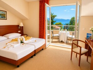 Habitación Deluxe con 1 cama matrimonial o 2 individuales, balcón, vista al mar | Ropa de cama de alta calidad, camas con efecto memoria y escritorio 