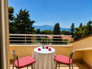 Habitación triple Deluxe, balcón, vista al mar | Vista del balcón