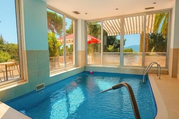 Una piscina cubierta