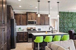 Fridge, microwave, oven, stovetop - 5BR Zion Area - Pool, Fire Pit & Game Room (Hurricane)