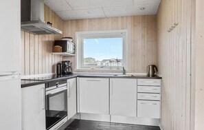Fridge, microwave, oven, stovetop - Awesome home in Haderslev with sauna (Haderslev)
