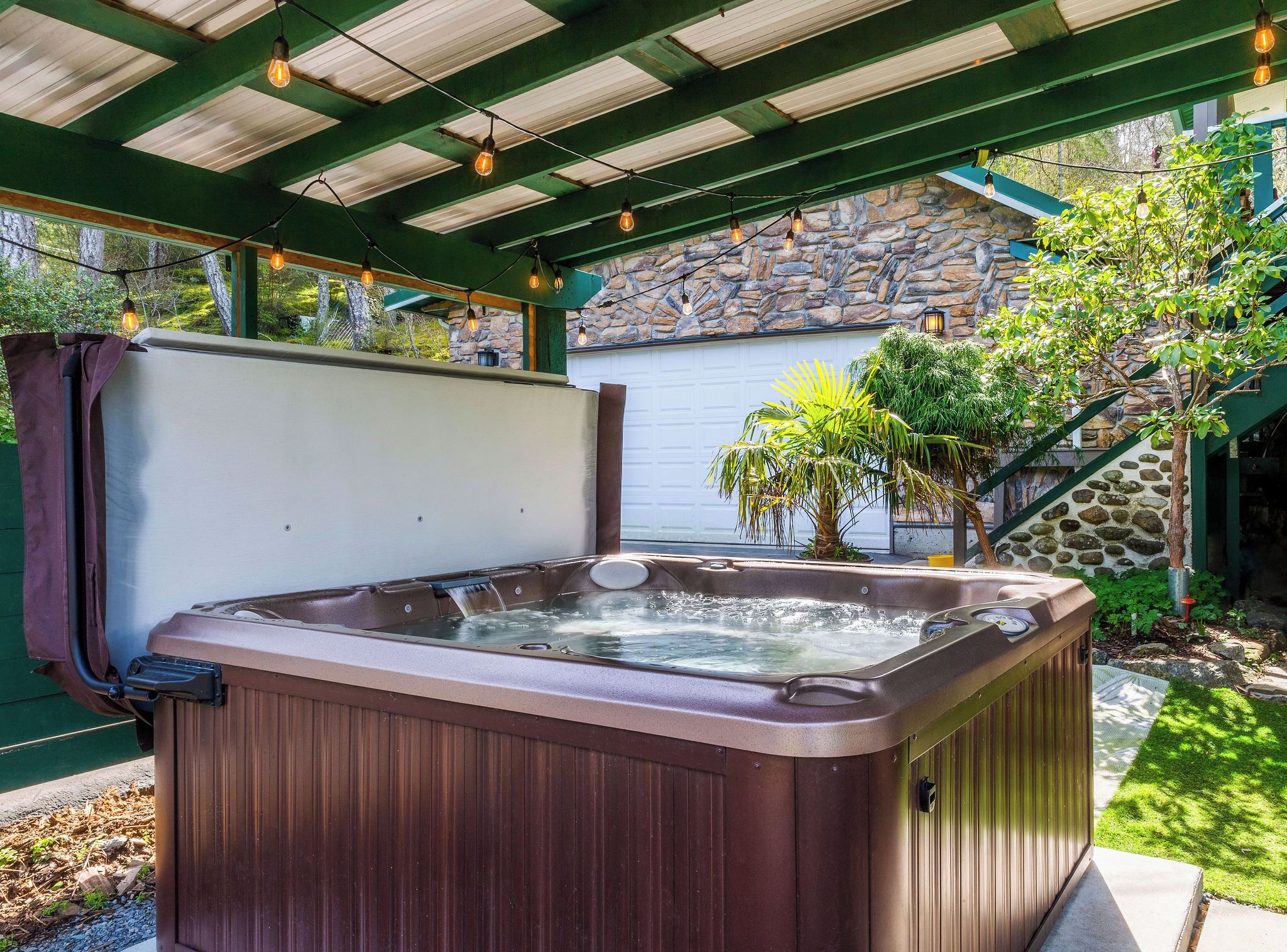 Outdoor spa tub