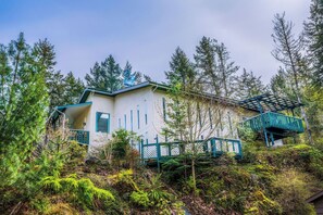 Exterior - Koi Pond & Meditation Gardens Await In The Quiet Rainforest of East Sooke (Sooke)