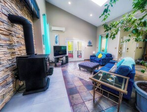Living area - Koi Pond & Meditation Gardens Await In The Quiet Rainforest of East Sooke (Sooke)