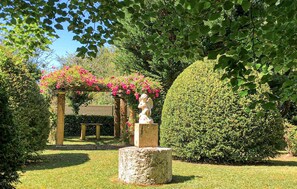Property grounds - Awesome home in Ginestet with WiFi (Ginestet)