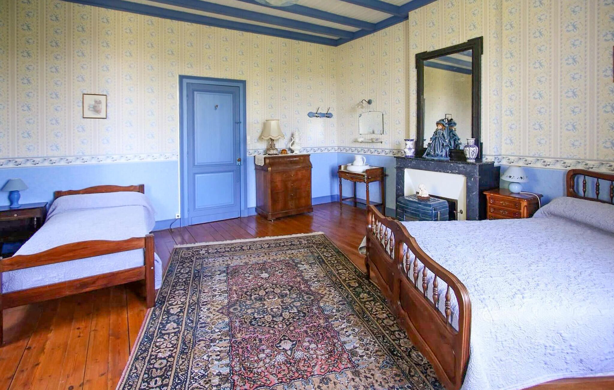 Iron/ironing board, travel crib, free WiFi