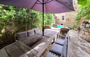 Outdoor dining - Maison dans village Médieval (Castelmoron-d'Albret)