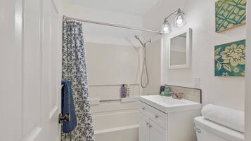 Serviettes fournies, savon, papier toilette