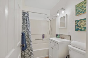 Bathroom - Cozy 2-bedroom house in Lewiston near College and Hospital (Lewiston)