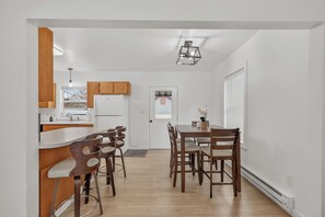 Dining - Cozy 2-bedroom house in Lewiston near College and Hospital (Lewiston)