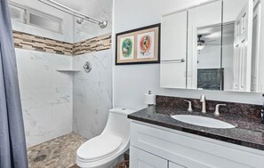 Haartrockner, Handtücher, Seife, Toilettenpapier