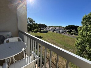 Outdoor dining - AS27185 - Studio apartment with sleeping alcove, 200m from the beach, with parking and air... (LE GRAU DU ROI)