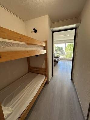 Room - AS27185 - Studio apartment with sleeping alcove, 200m from the beach, with parking and air... (LE GRAU DU ROI)